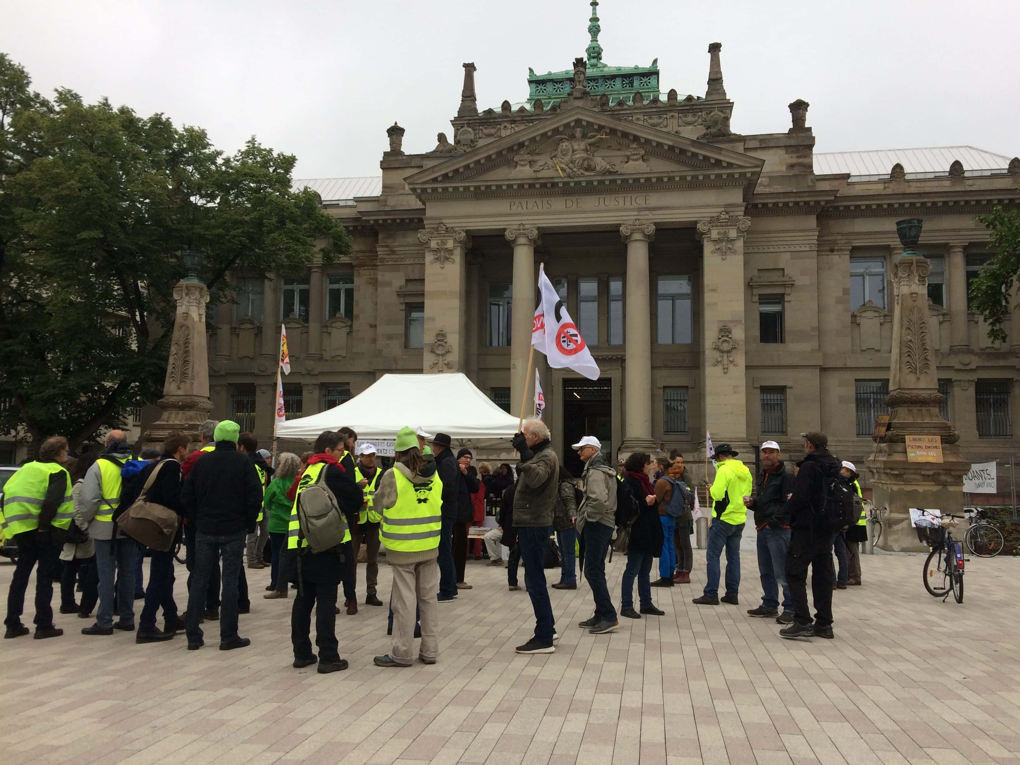 Un comité de soutien attendaient les deux militants dès 7h30 devant le tribunal de grandes instances photo JFG / Rue89 Strasbourg)