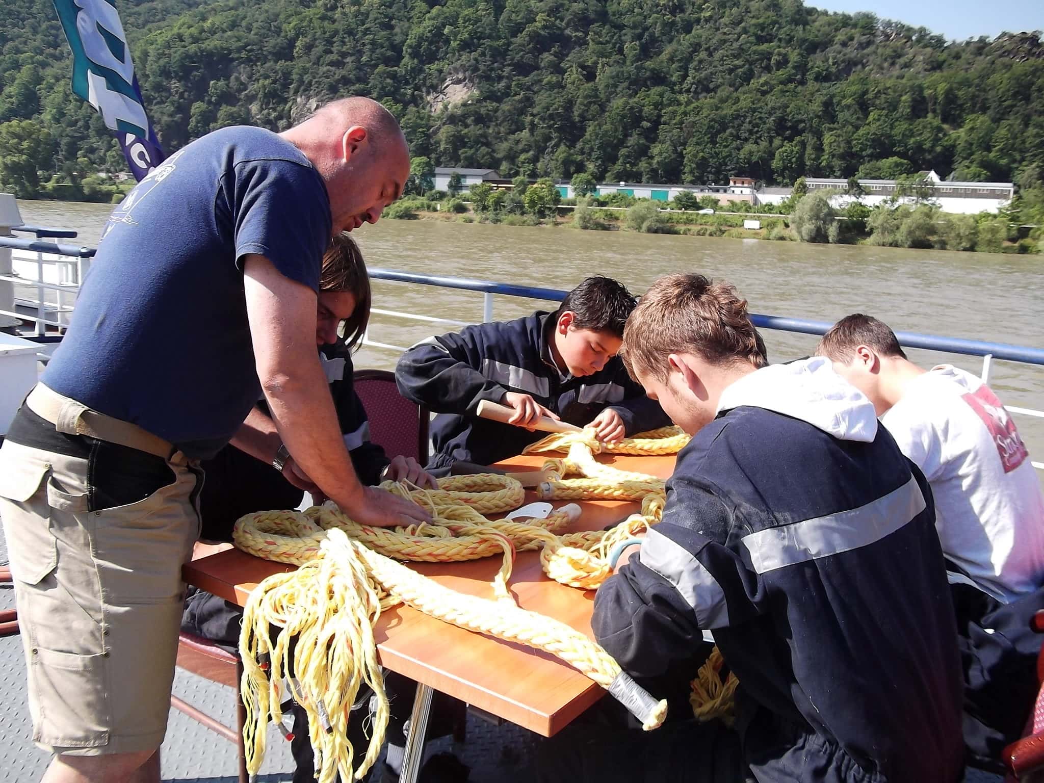 Atelier d'épissures sur le pont du « Prinses Irene », ou comment lier des cordages (Photo Lycée E. Mathis).