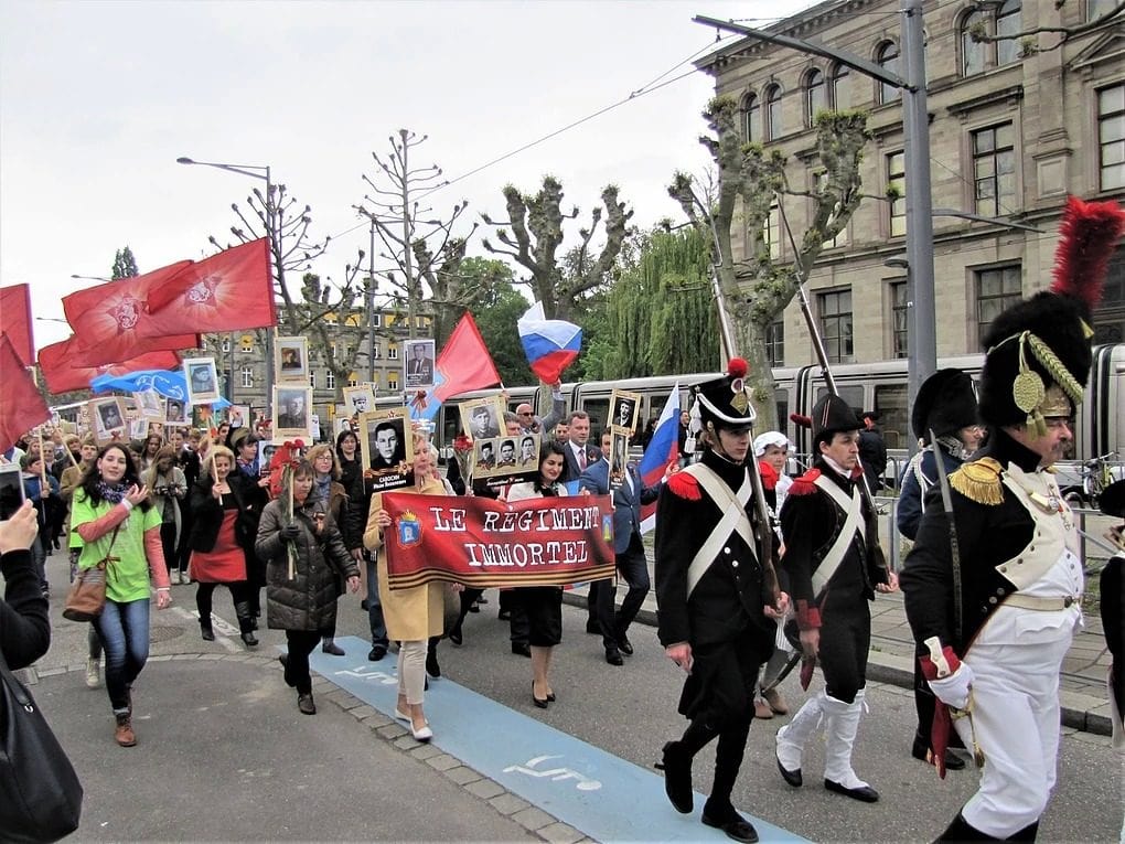 8 mai : après la commémoration officielle, le « Régiment Immortel » propose son défilé aux tonalités russes