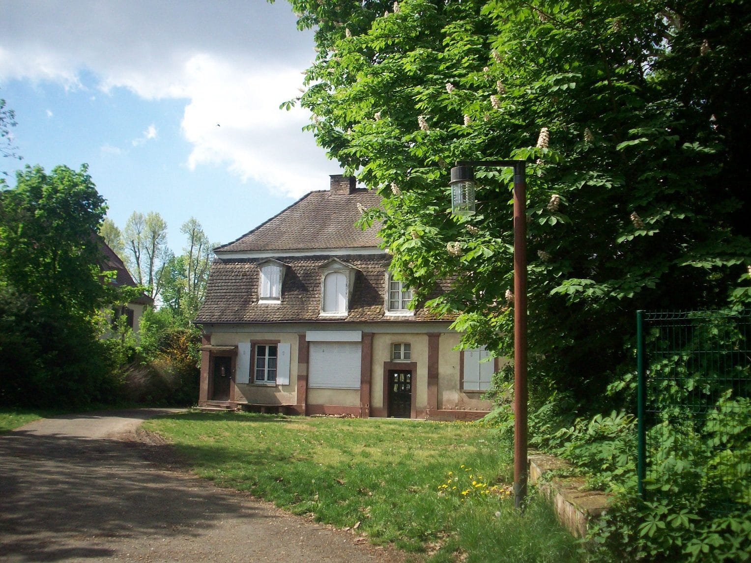 L'extension à cette maison cachée derrière la villa devrait permettre de gagner de l'espace (Photo DL/Rue 89 Strasbourg/cc)