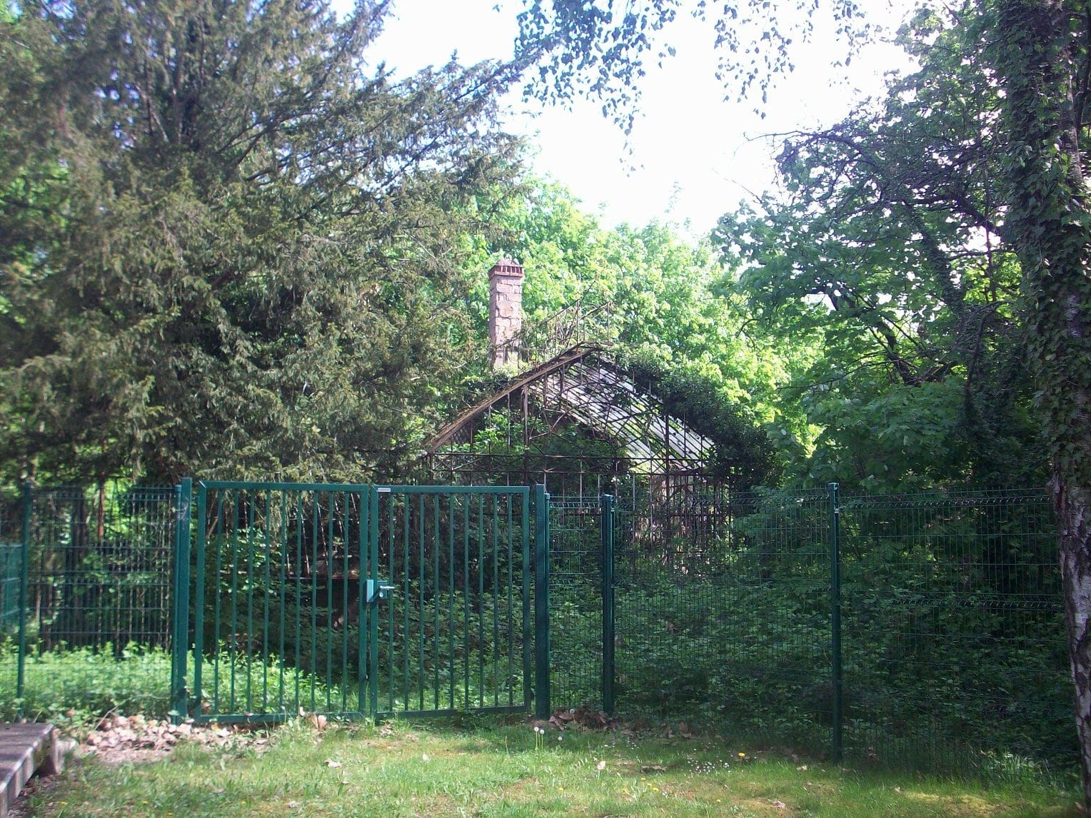 Parmi les prochains aménagements du Lieu d'Europe, la rénovation de la serre, aujourd'hui interdite d'accès (Photo DL/Rue 89 Strasbourg/cc)