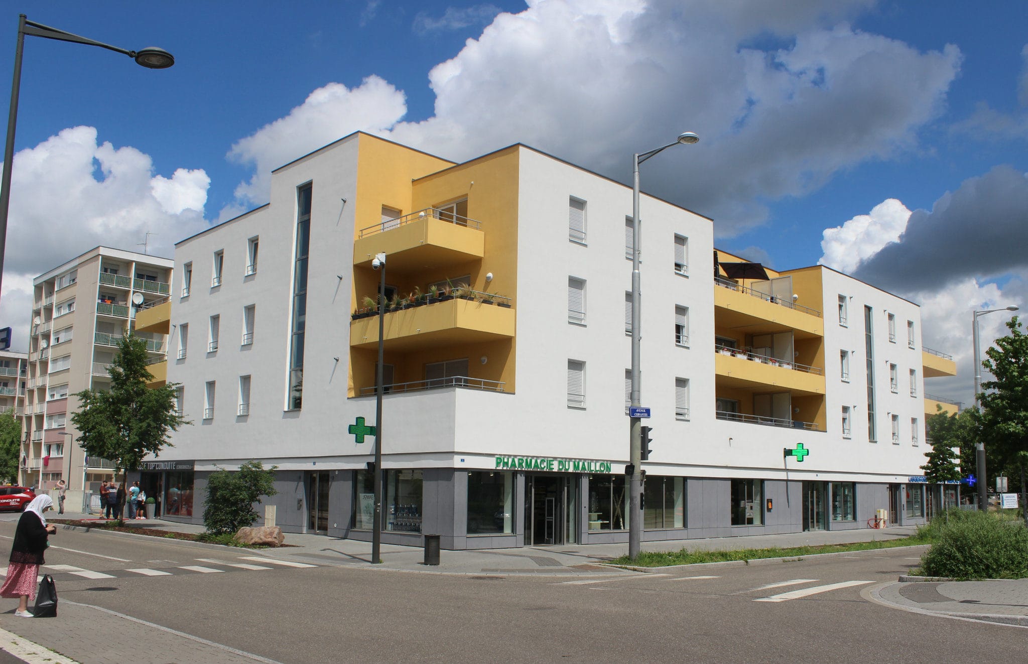 Des commerces sous un immeuble, c'est banal ? Pas à Hautepierre (photo JFG / Rue89 Strasbourg)