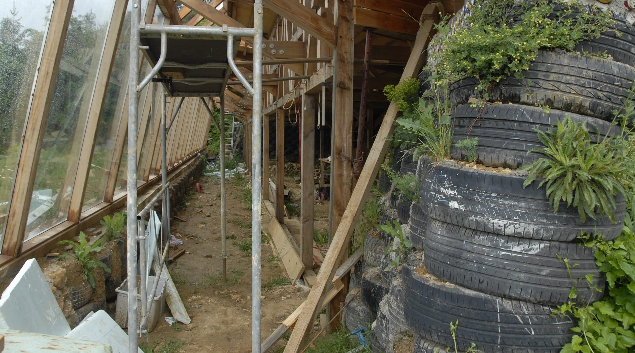 À Lembach, Paulo construit sa maison lui-même… avec des pneus