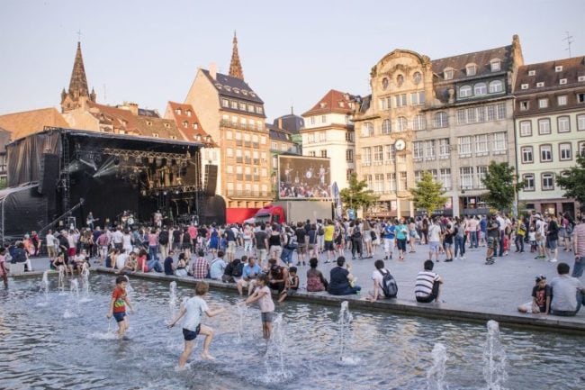 La scène de la place Kléber, lors d'édition 2017 de la Fête de la Musique à Strasbourg. (Photo : MP / Rue89 Strasbourg)