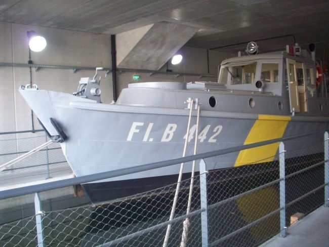 L'une des "vedettes" (dans tous les sens du terme) de la collection, un bateau de la Kriegsmarine installée dans un bassin créé pour l'occasion (Photo DL/Rue89strasbourg/cc)