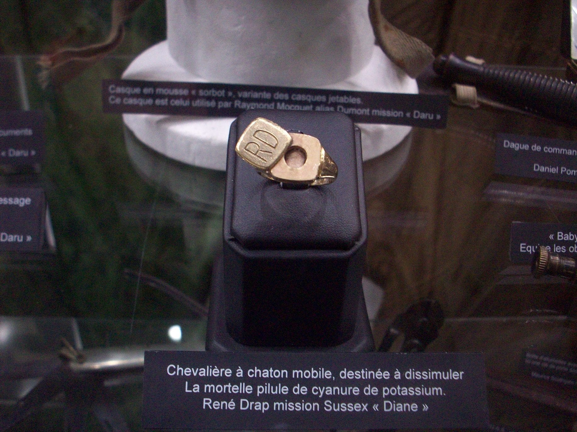 La collection Sussex présente des pièces et souvenirs personnels d'agents du renseignements britanniques, comme cette chevalière renfermant du cyanure (Photo DL/Rue89strasbourg/cc)