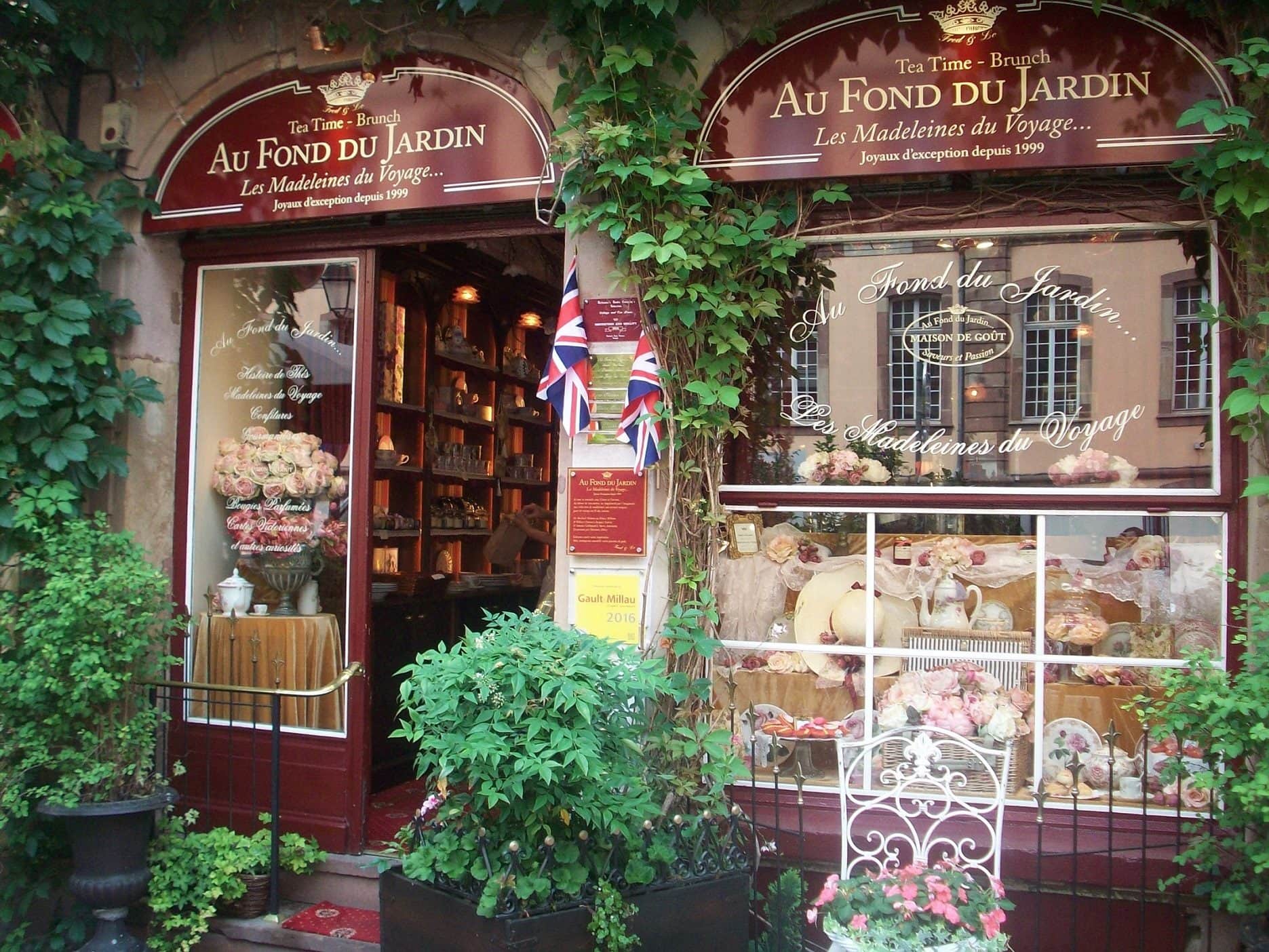 La décoration de la vitrine et les plaques affichées présagent d'une ambiance particulière, entre le haut-de-gamme et le confortable (Photo DL/Rue 89 Strasbourg/cc)