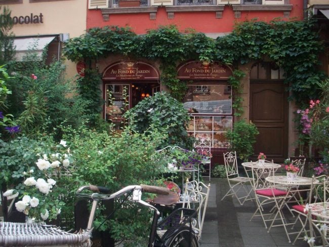 Dès la terrasse, le salon de thé se distingue par sa décoration florale et "british" (Photo DL/Rue 89 Strasbourg/CC)