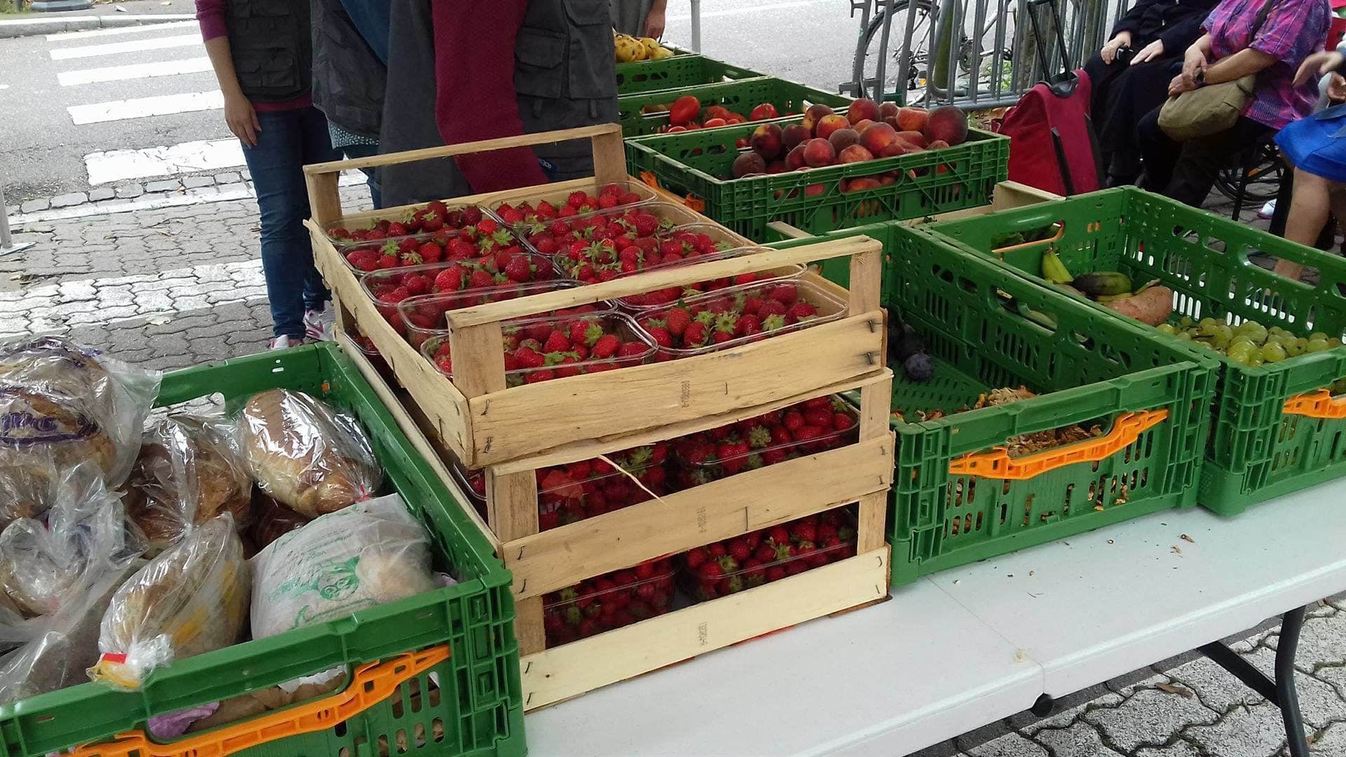 Depuis deux ans, la Tente des Glaneurs récolte les invendus du marché de la Marne, parfois jusqu'à 200kg de nourriture, pour les redistribuer gratuitement (Photo DL/Rue 89 Strasbourg/cc)