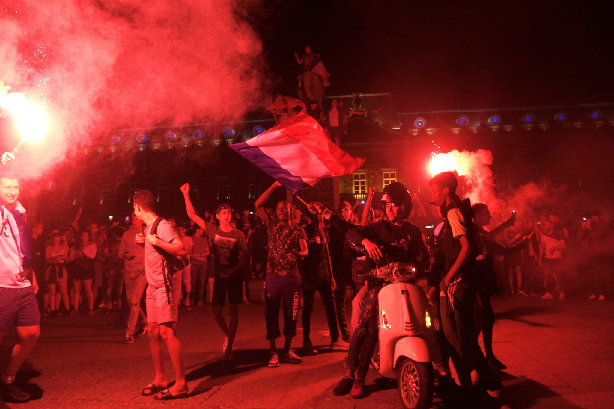 La place Kléber s'est embrasée peu après 22h pour célébrer la victoire des Bleus (photo JFG / Rue89 Strasbourg)