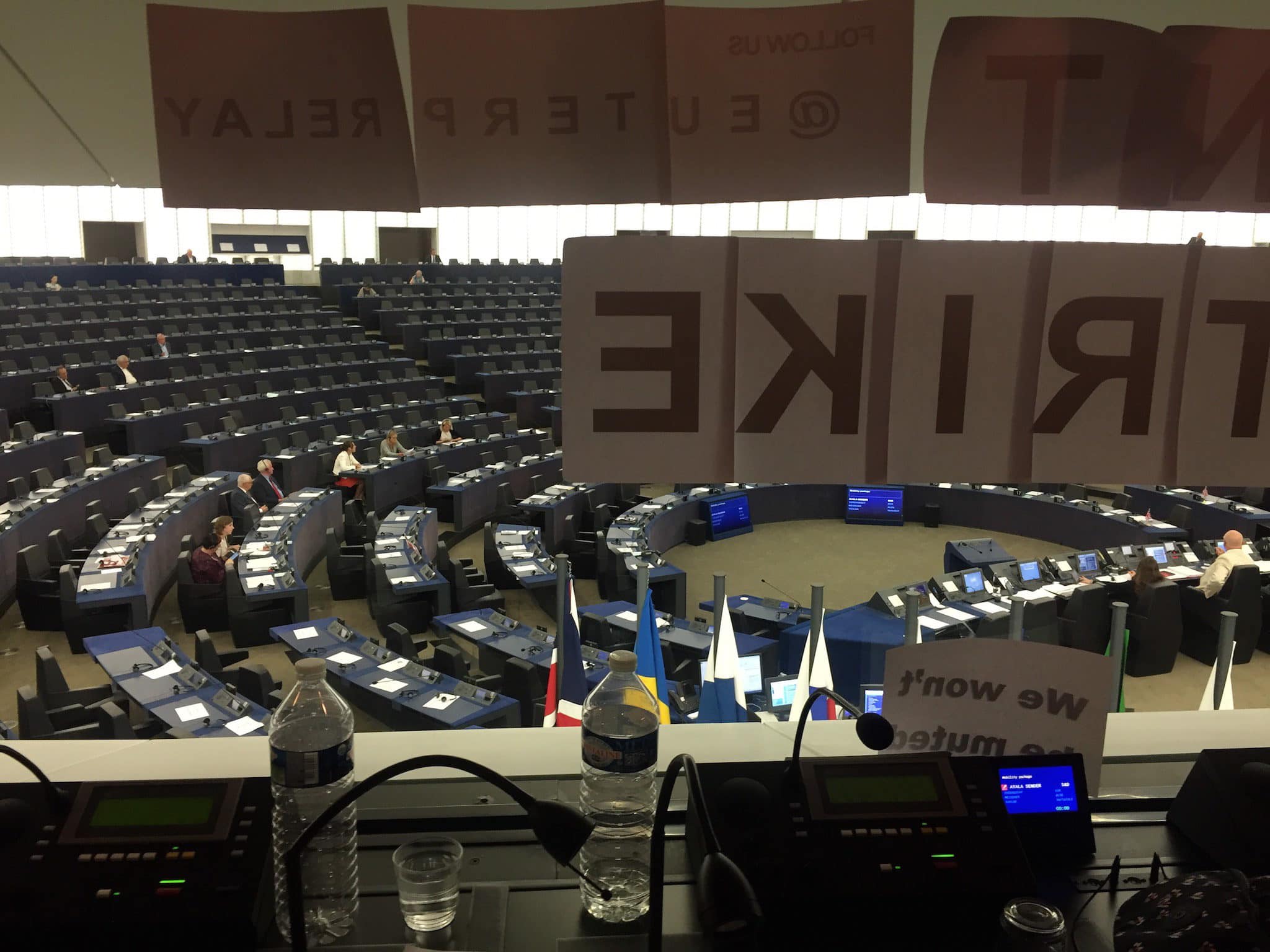 La grève entamée par les interprètes du Parlement européen a commencé le mardi 5 juin à 14 heures. Et leur grogne ne faiblit pas. (Photo CS / Rue89 Strasbourg / cc)