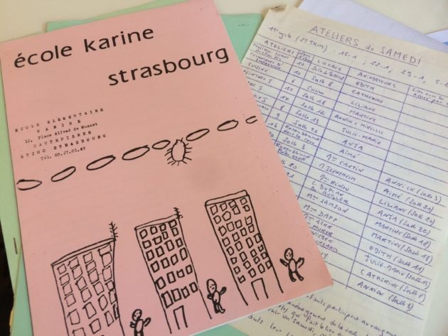 Un document de présentation de l'école Karine et le tableau des activités du samedi matin (photo JFG / Rue89 Strasbourg)