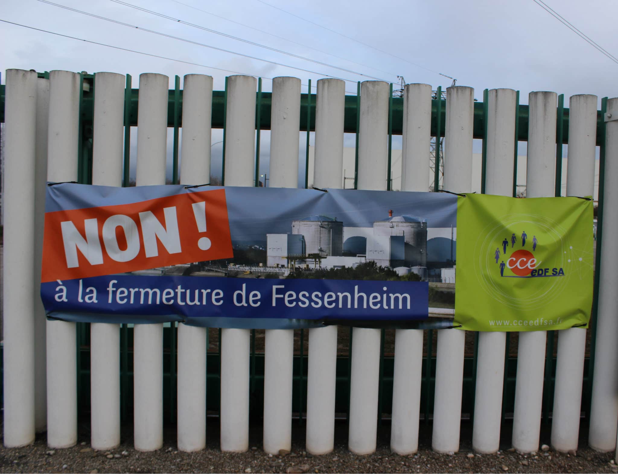 Dans la cenrtrale, direction, salariés et syndicats sont toujours mobilisés contre la fermeture, ou du moins pour la retarder, comme l'atteste cette affiche lors de la venue du Sébastien Lecornu en janvier 2018 (photo JFG / Rue89 Strasbourg)