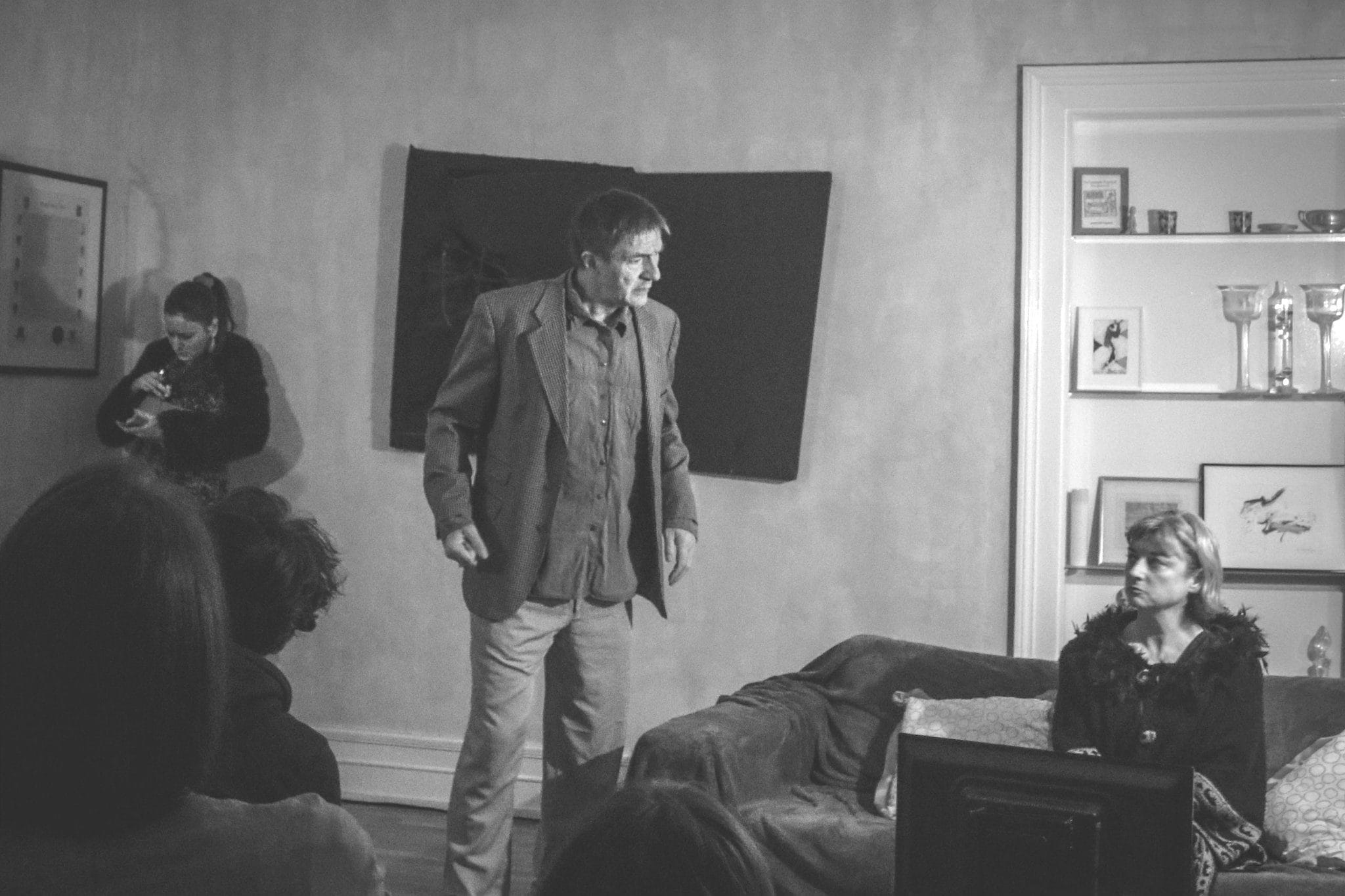 La pièce Projection privée fait venir trois acteurs dans votre salon. (Photo Jean Lucas / Actemo Theâtre)