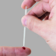 Une pipette permet de prélever le sang (photo Bisoynex))