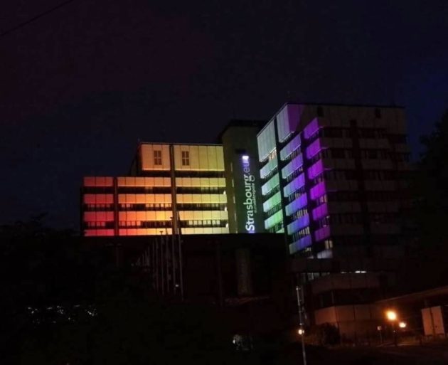 En juin 2017, la municipalité affichait son soutien à la communauté LGBT en parant le centre administratif de la place de l'Etoile de ses couleurs (Photo La Station)