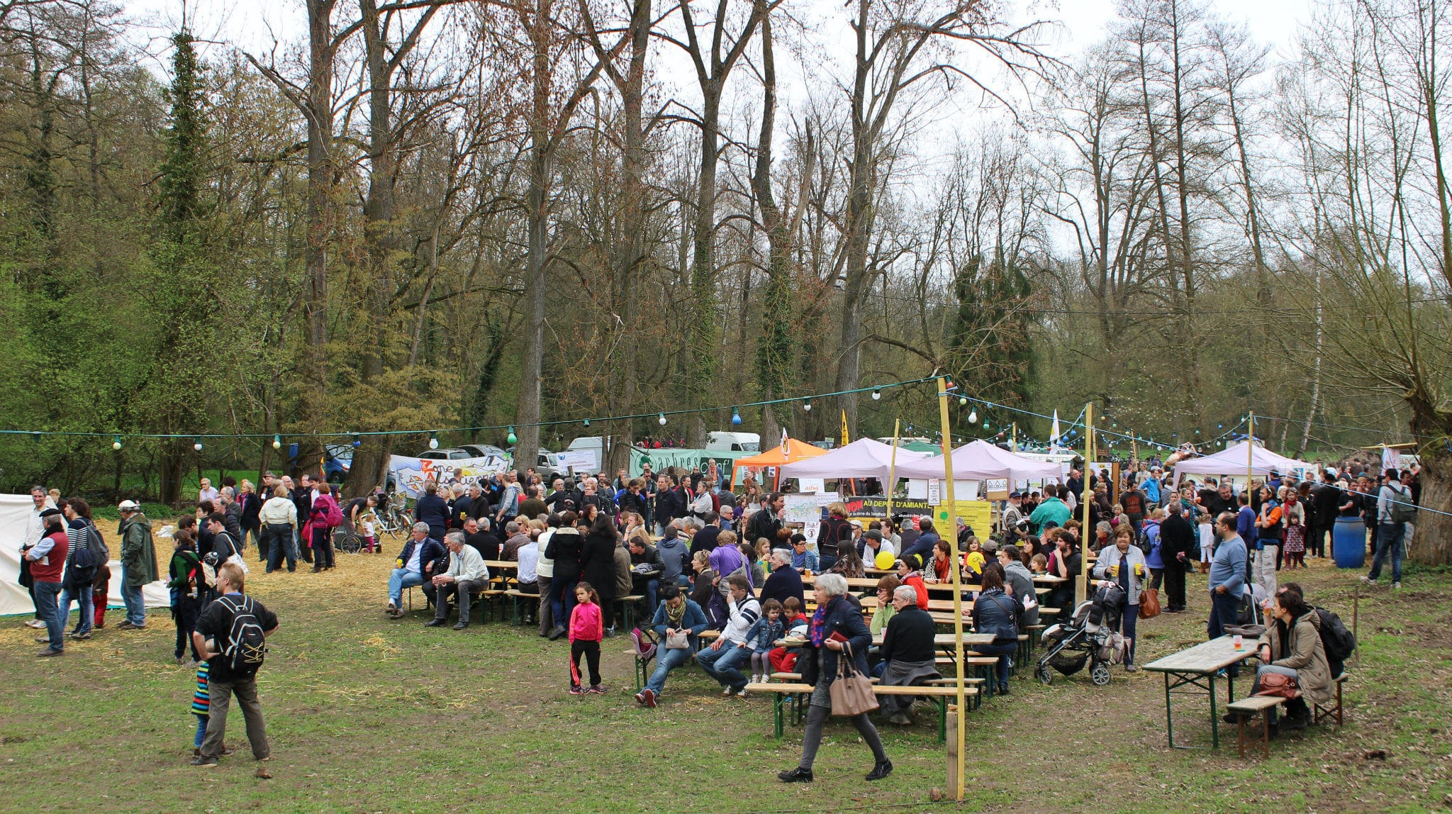 À la limite entre Kolbsheim et Ernoslsheim-Bruche, le festival des Bishnoï se décale de quelques mètres (photo JFG / Rue89 Strasbourg)