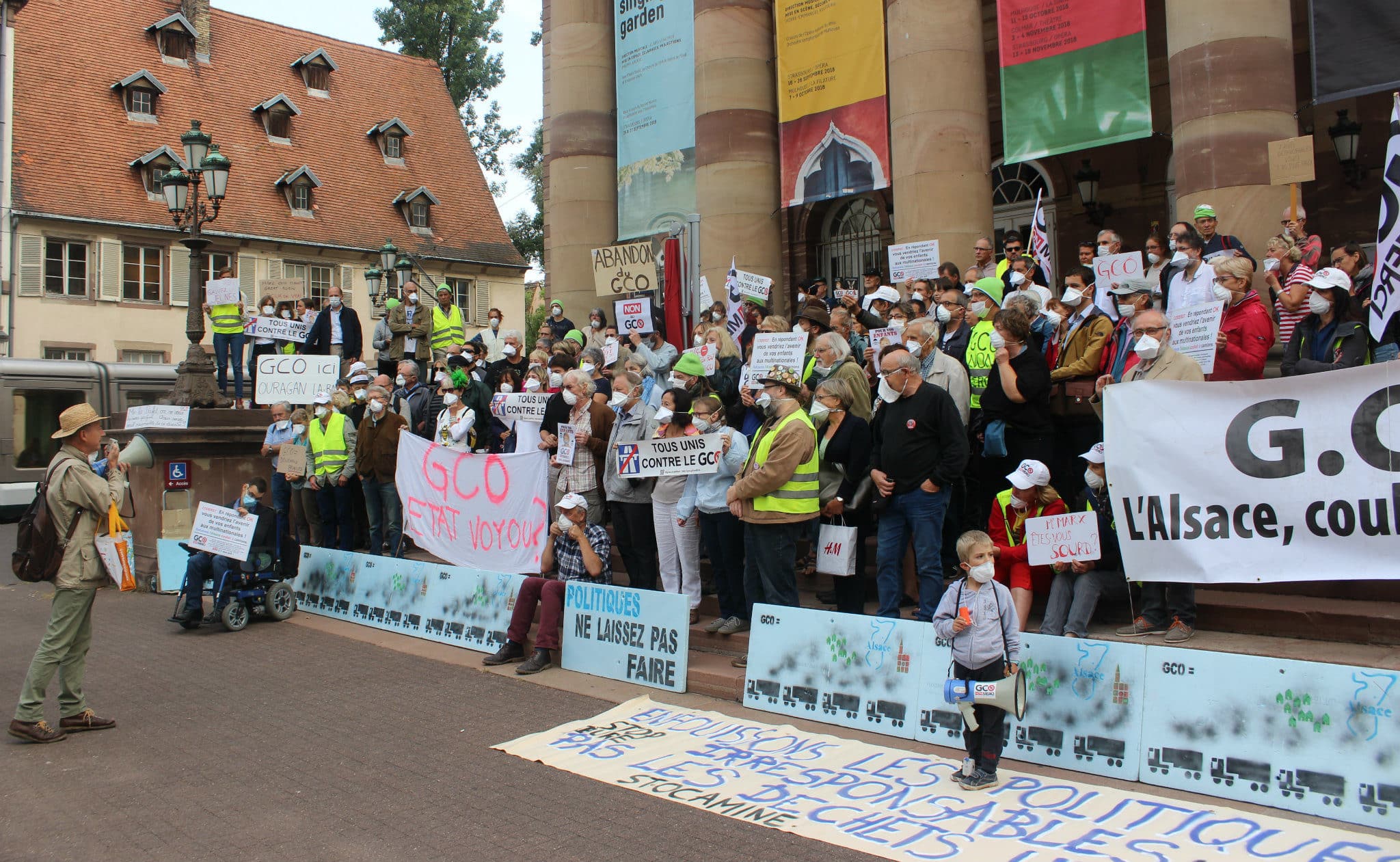 Les opposants se sont réunis de part et d'autre de l'opéra place Broglie dans le but d'interpeller les participants près de l'hôtel du préfet, puis sur les marches. (photo JFG / Rue89 Strasbourg)