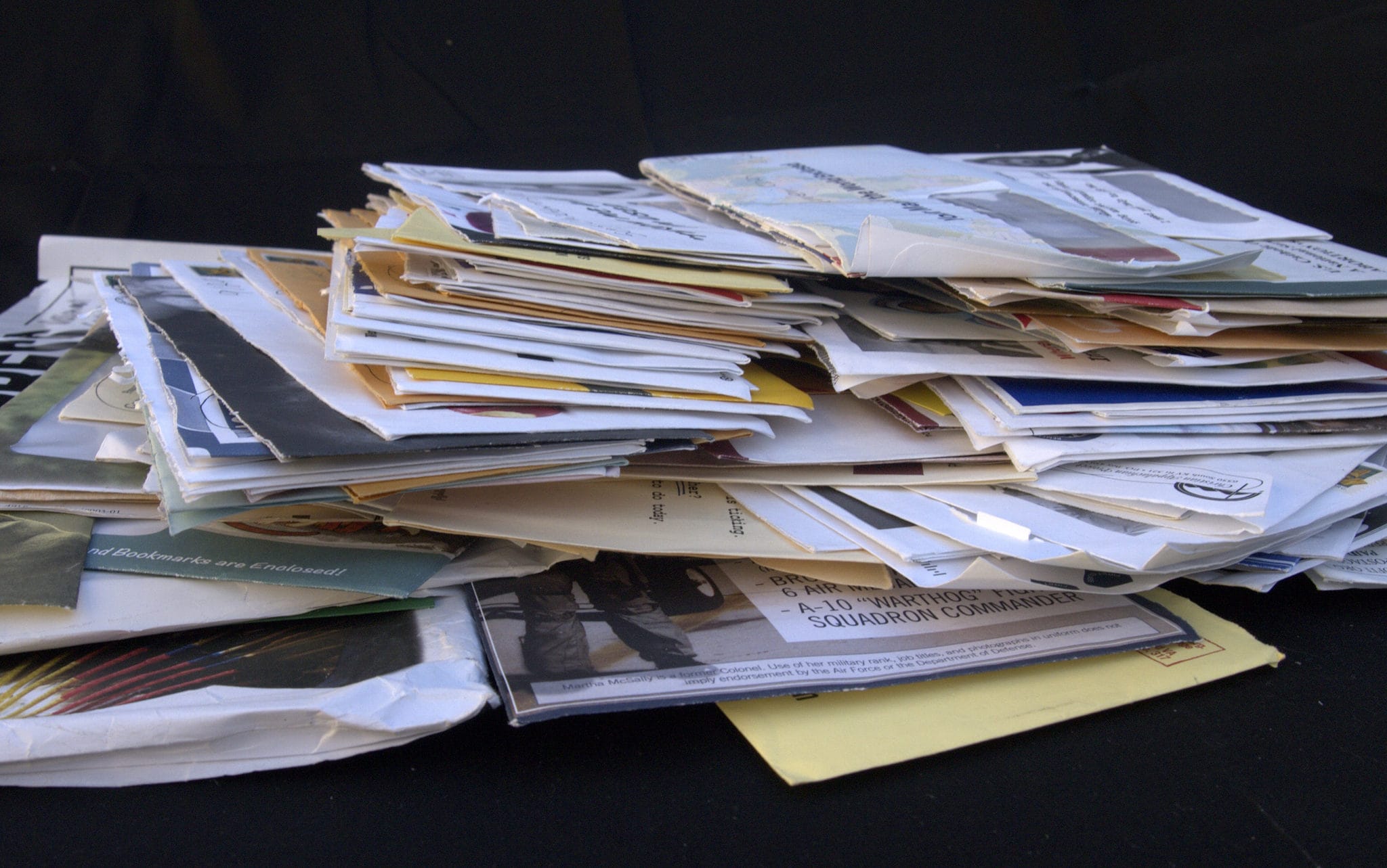 Une pile de prospectus (Photo Judith E. Bell / Flickr / cc)