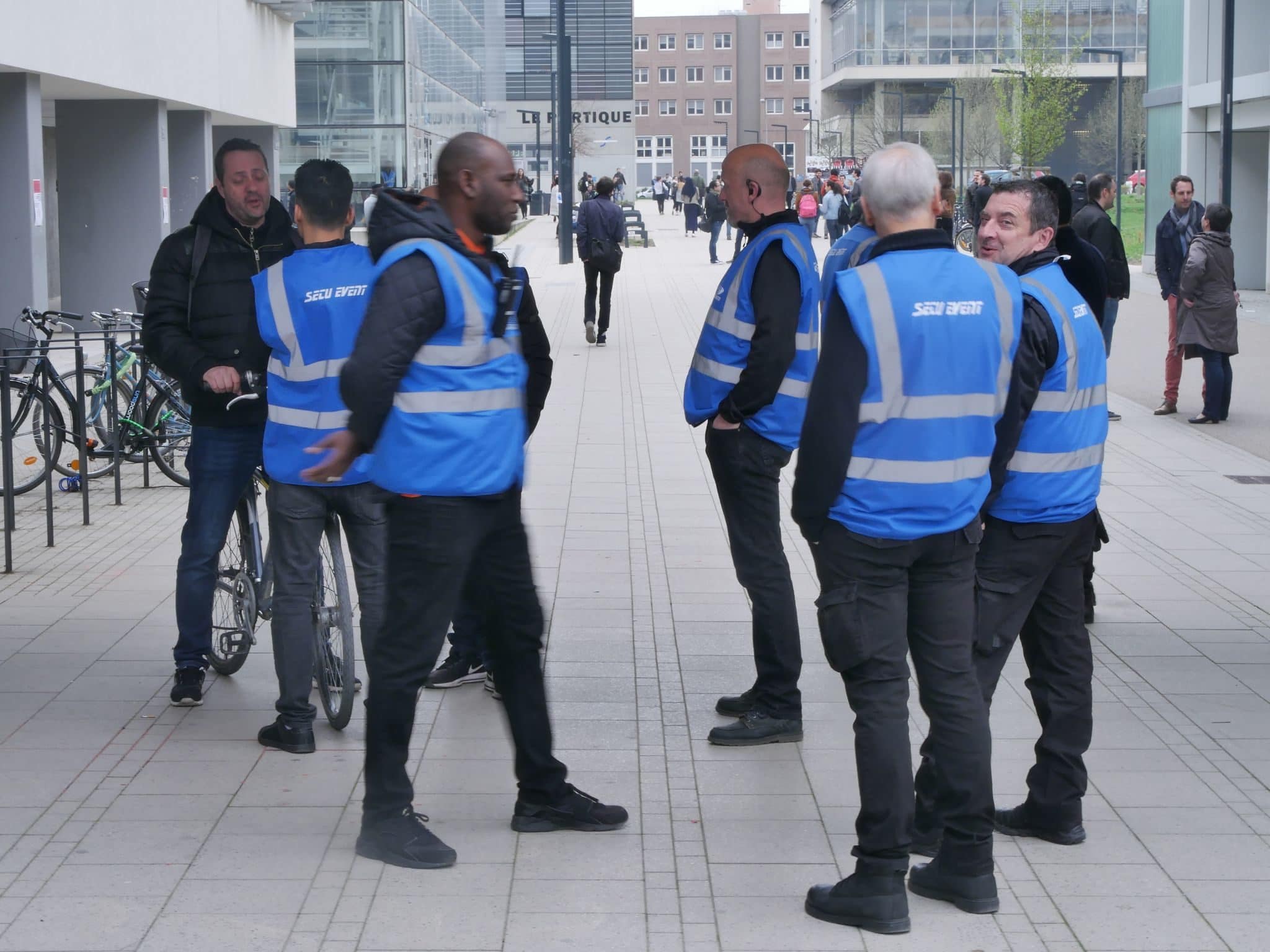 Pendant le mouvement contre la loi ORE, des dizaines d'agents de sécurité ont été déployés sur le campus (Photo Guillaume Krempp / Rue89 Strasbourg / cc)