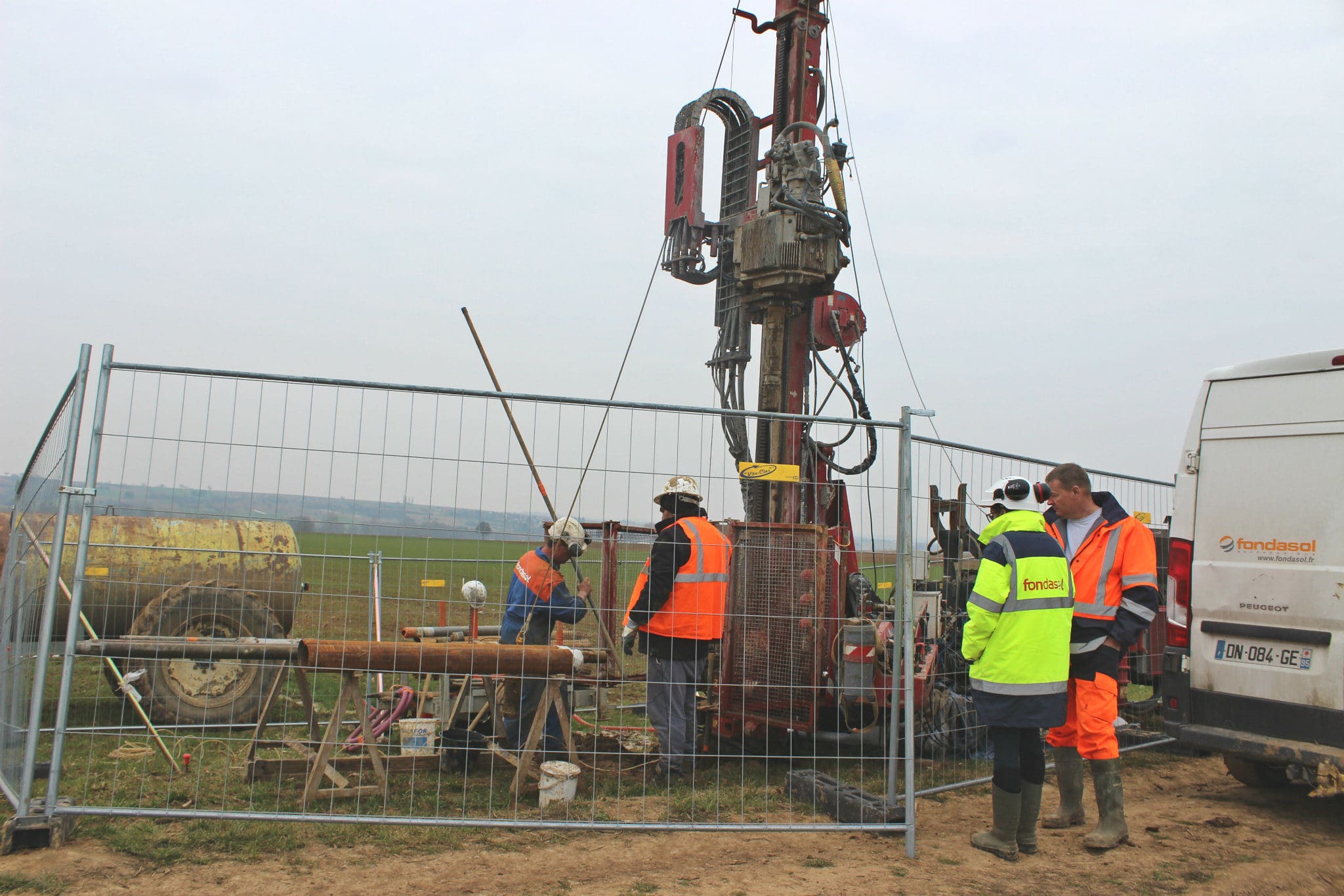 Des travaux de forage préparatoires au GCO dans des champs au printemps 2018 (photo JFG / Rue89 Strasbourg)