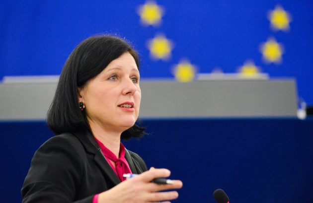 La Commissaire européenne Vera Jourova, ici au Parlement européen à Strasbourg, est depuis toujours convaincue par l'action des Centres européens des consommateurs en Europe. (Photo Genevieve Engel / EP)