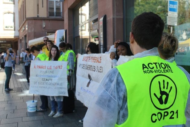 Une vingtaine de militants se sont placés devant l'agence de la Société générale samedi matin (Photo Valentin Machard)