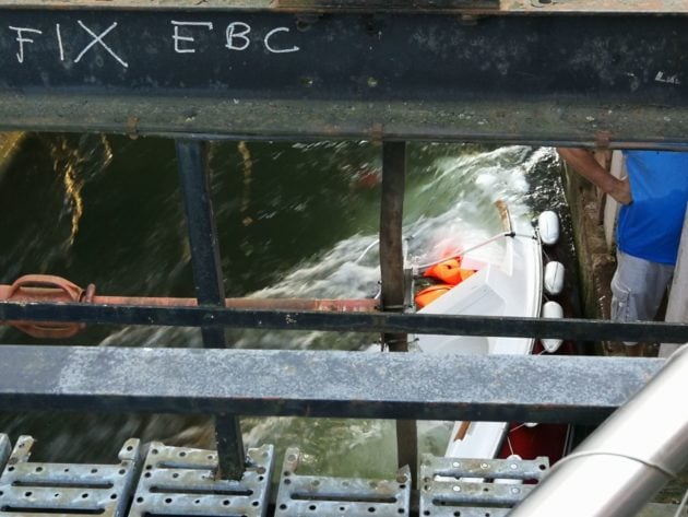 Le bateau a été attiré vers le barrage par le courant (Photo Pierre Pauma)