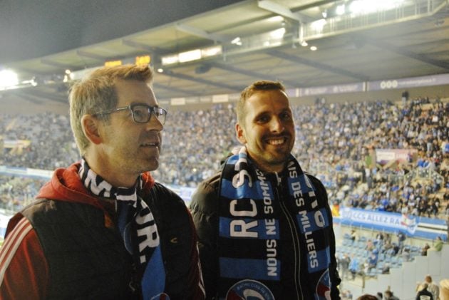 Stefan (à gauche) fait découvrir le stade de la Meinau à David qui vient pour la première fois (Photo Maxime Nauche / Rue89 Strasbourg /cc)