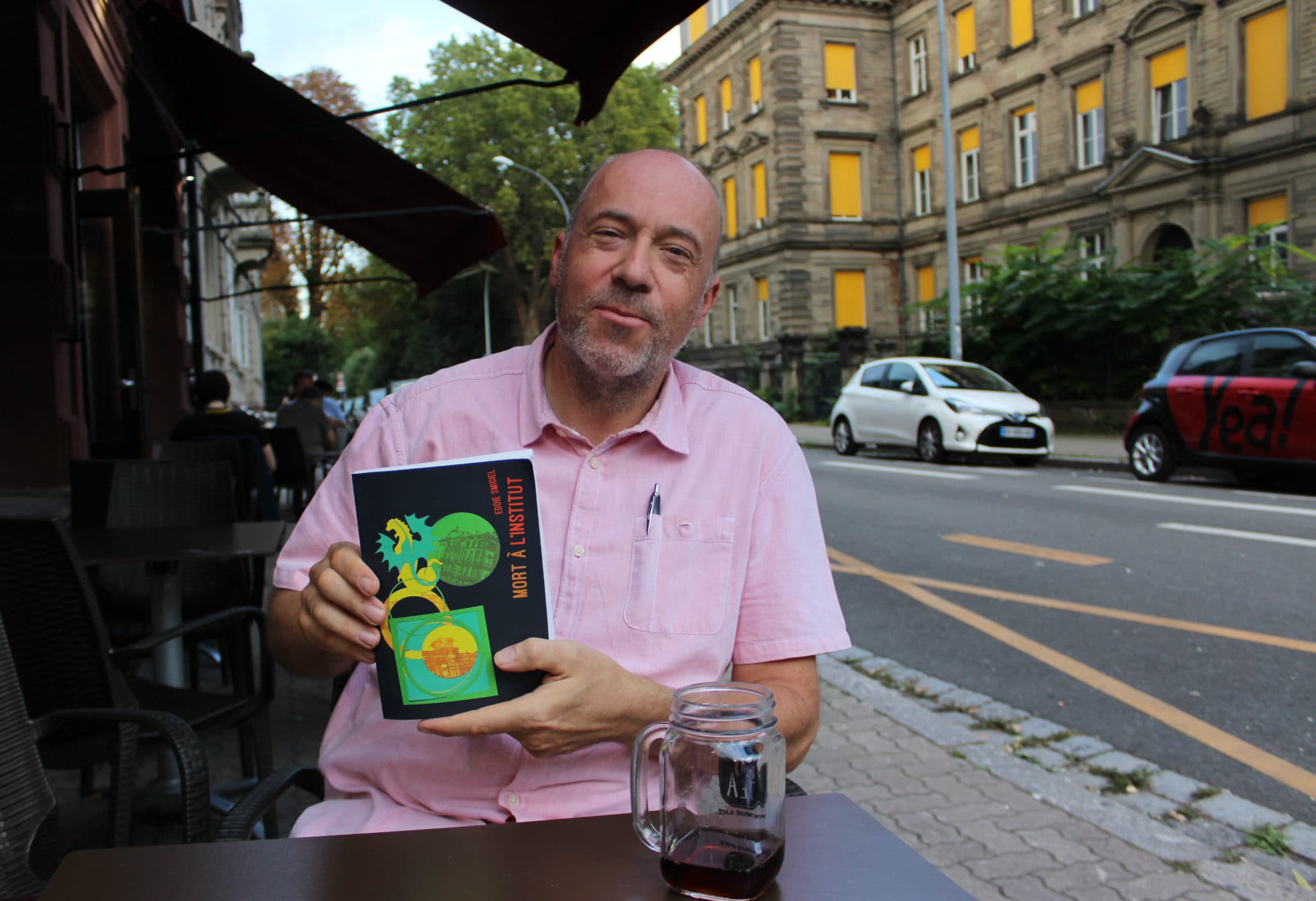 Eddie Smigiel sur la terrasse du Nuovo Caffe Milano où se déroule quelques passages de son roman Meurtre à l'Institut (photo JFG / Rue89 Strasbourg)