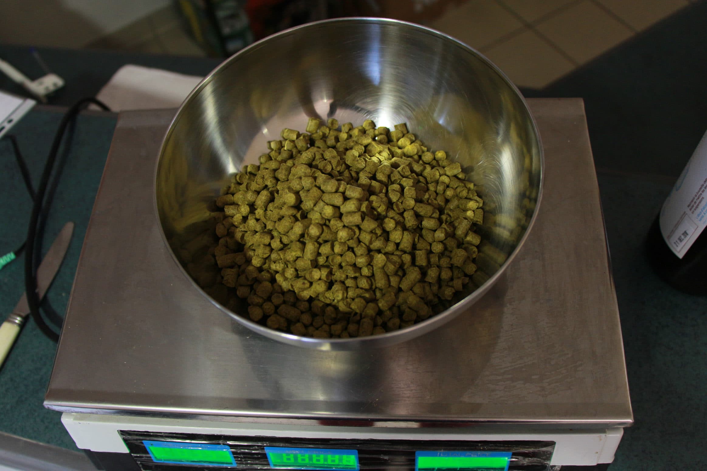 Le houblon en granules (pallets) est pesé au gramme près...