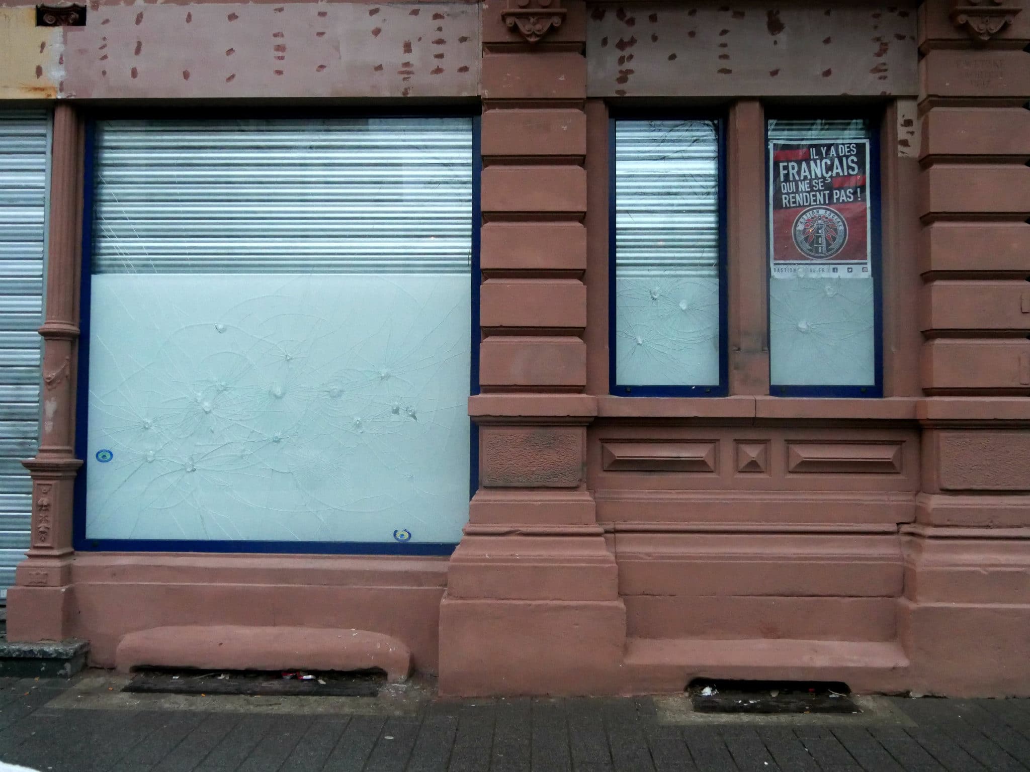 Une vingtaine de militants antifascistes brisent la vitrine du Bastion Social à Strasbourg