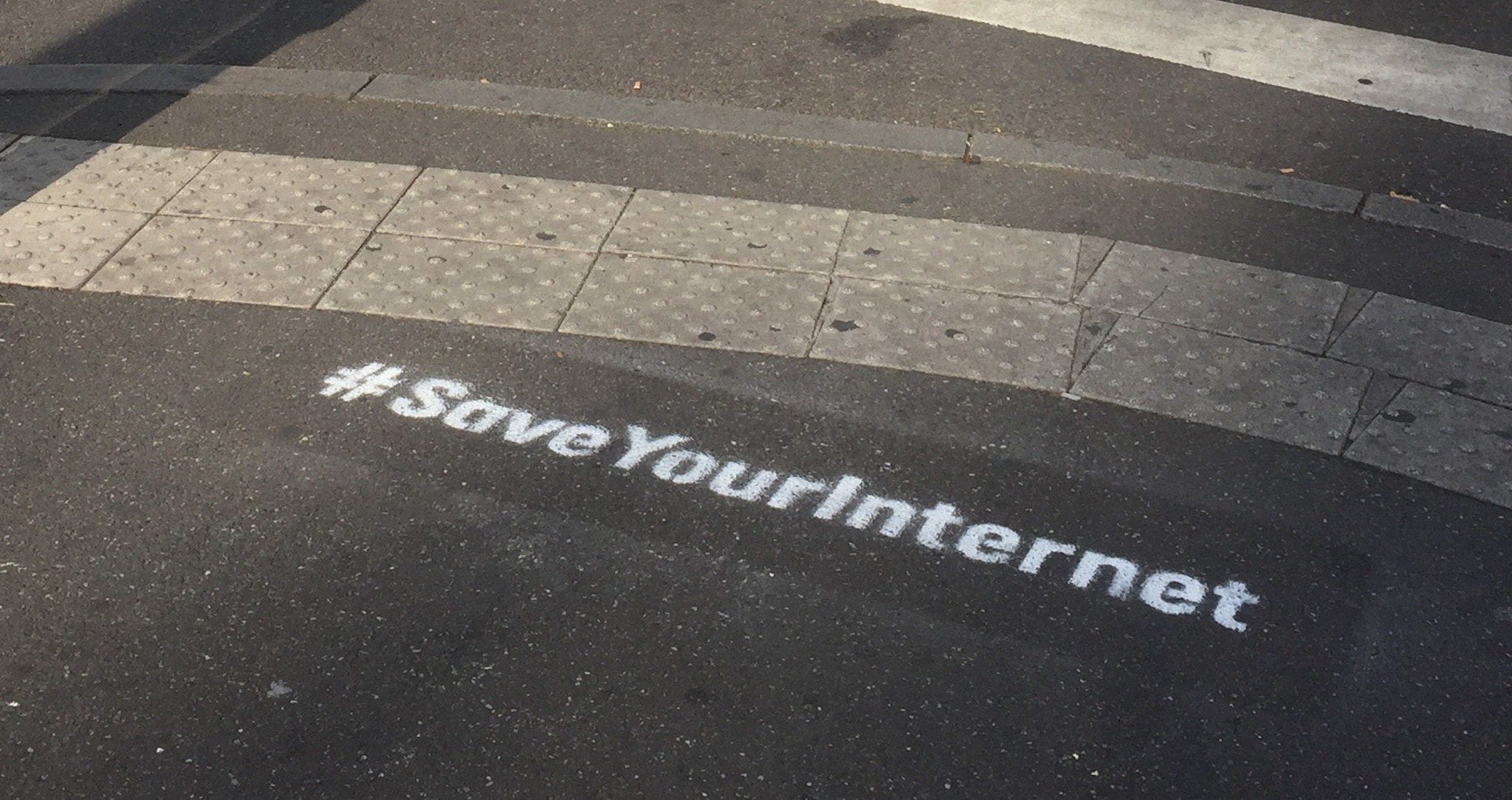C’est quoi ces tags #SaveYourInternet partout à Strasbourg ?
