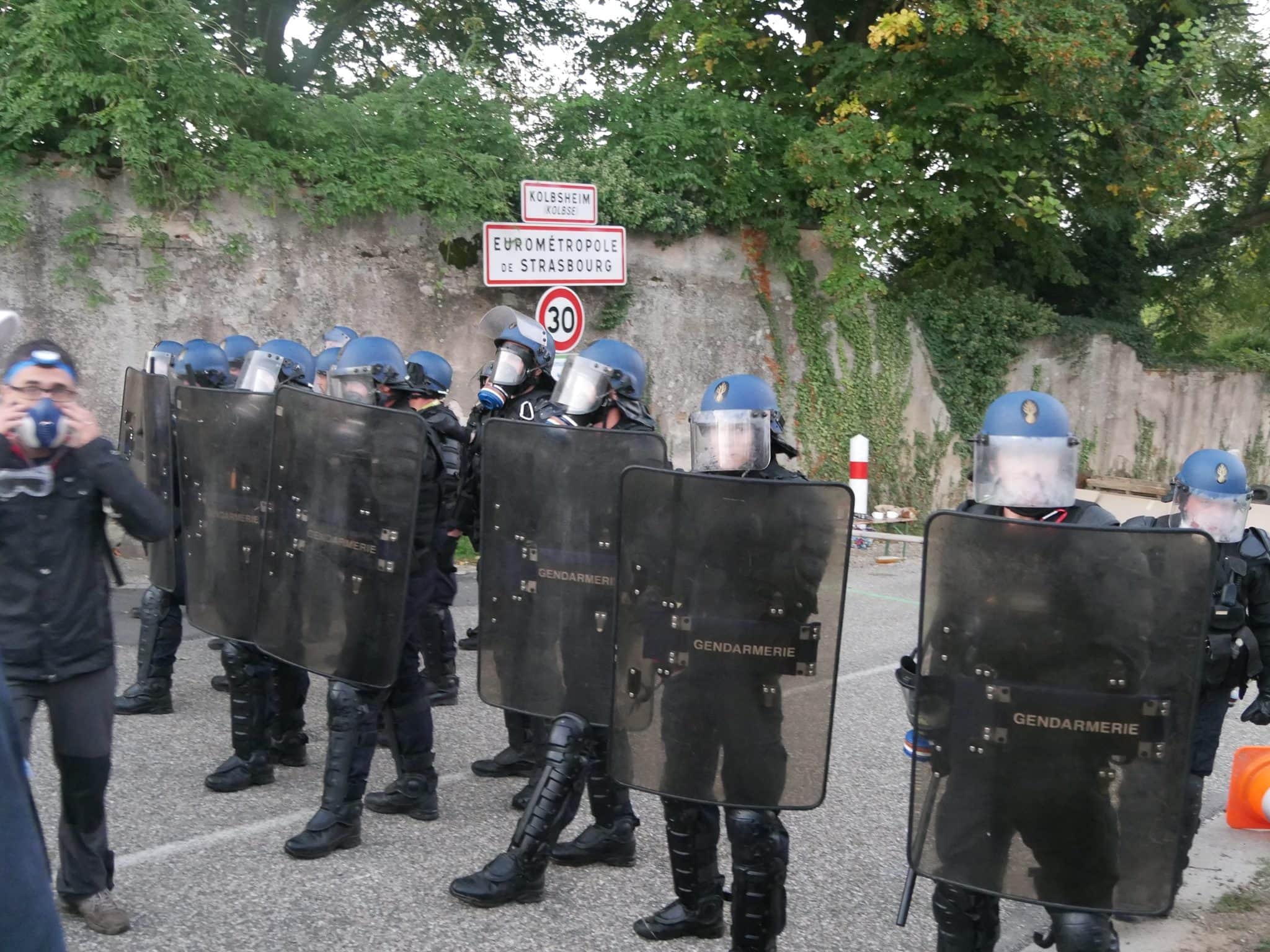Les habitants et manifestants ont été repoussés jusque dans le village (Photo GK / Rue89 Strasbourg / cc)