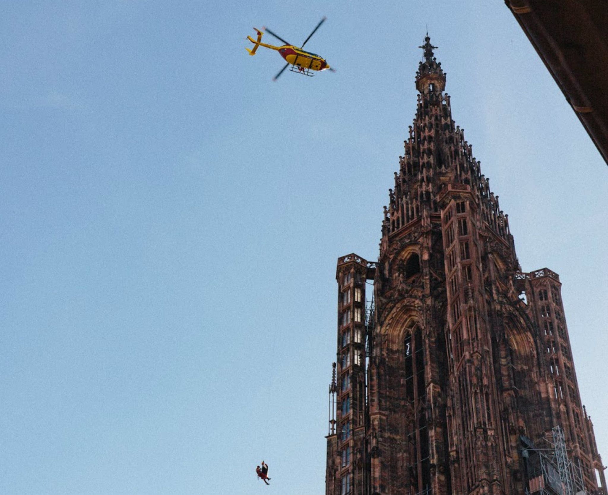 L'hélicoptère a hélitreuillé la personne victime d'un malaise. (Photo Abdesslam Mirdass)