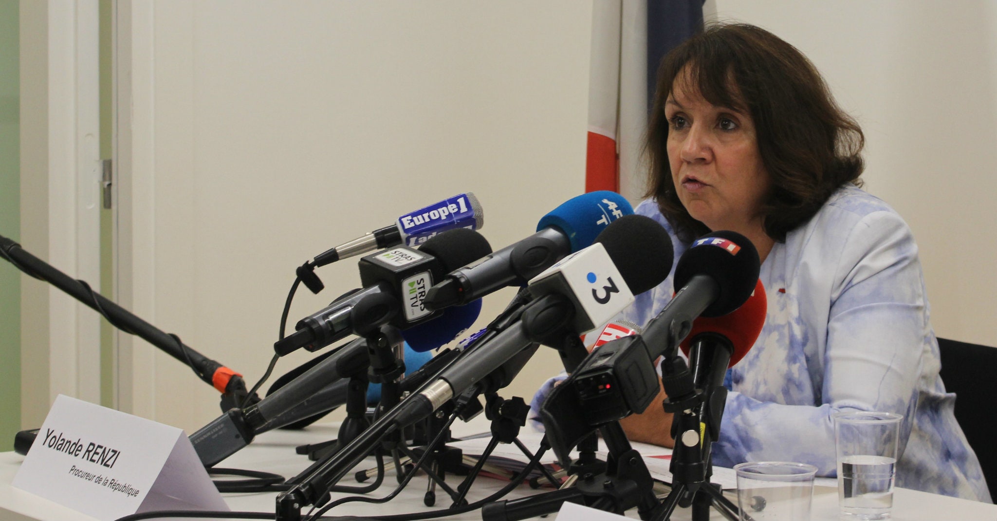 Parmi tous ses micros autour de la procureure Yolande Renzi, celui de Rue89 Strasbourg (photo JFG / Rue89 Strasbourg)