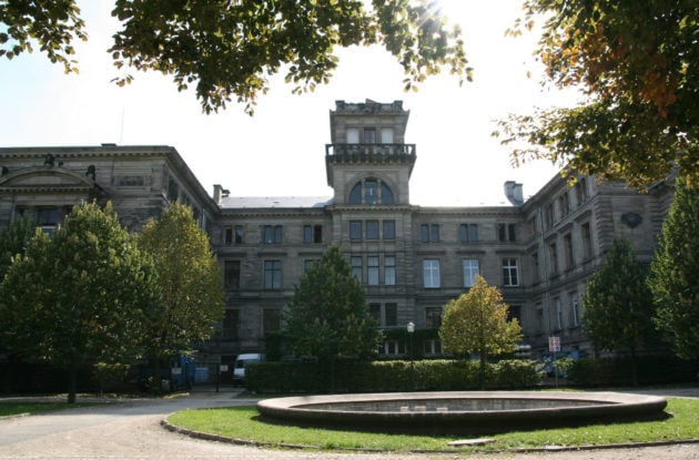 La fac de physique, côté intérieur depuis le parc du Palais universitaire. (photo Fabien Romary / Archi wiki / cc)