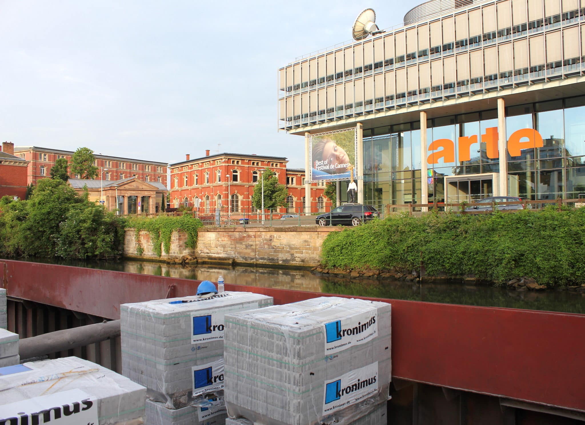 Livrer ses marchandises en plein centre de Strasbourg : la péniche Vogel Gryff n’a jamais connu ça. (photo Nathalie Stey)