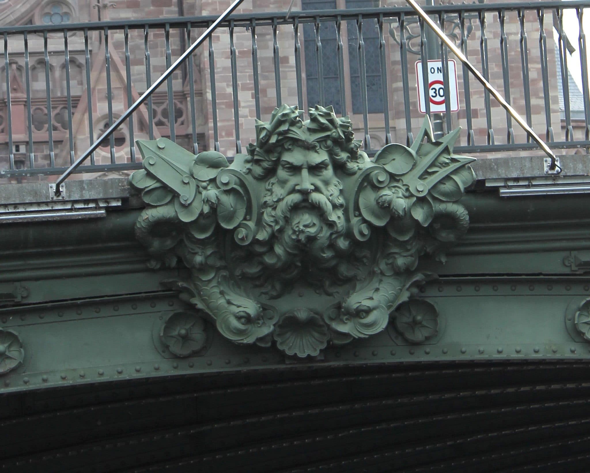 Poseidon, gardien du pont d’Auvergne, veille sur les développements du fluvial à Strasbourg. (photo Nathalie Stey)