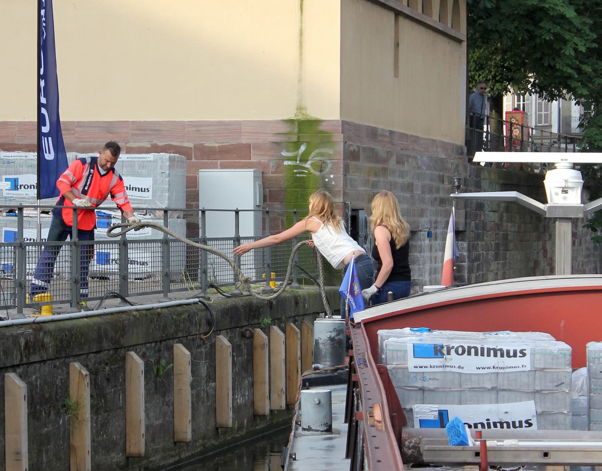 Pendant que Guy est à la barre, Magali et Elodie jettent l’amarre. (photo Nathalie Stey)