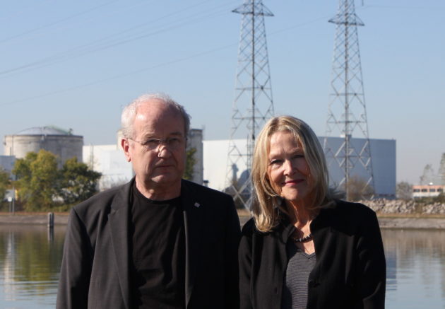 Manfred Mertins, ancien membre de l’autorité de sureté nucléaire allemande, et Sylvia Kotting-Uhl, députée (Verts) au Bundestag, devant la centrale nucléaire de Fessenheim. (Photo N. S.)