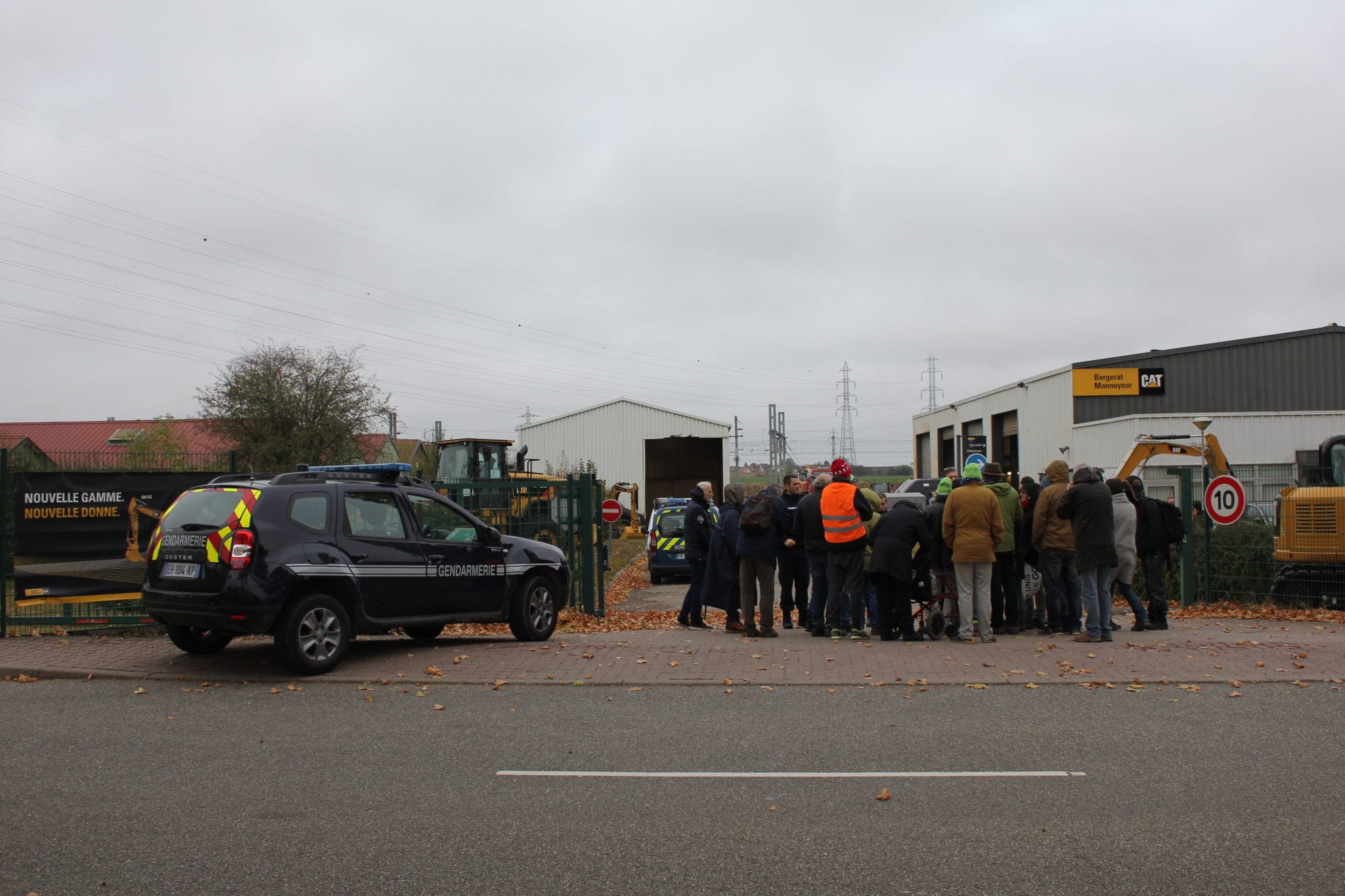Lundi 29 octobre au petit matin, ils étaient une bonne vingtaine de militants anti-GCO à empêcher toute sortie au dépôt Caterpillar de Vendenheim.(photo NS / Rue89 Strasbourg / cc)