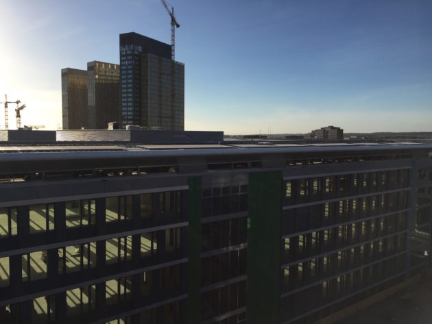 Le plateau de Kirchberg, à Luxembourg, qui rassemble les institutions, depuis la terrasse de la Cour des comptes européennes (Photo CS / Rue89 Strasbourg / cc)