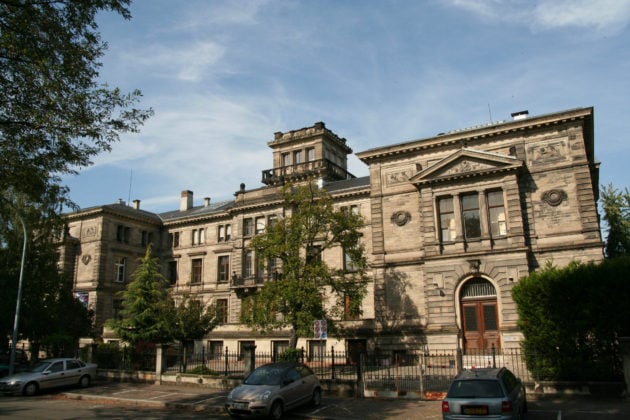 L'institut de Physique de l'Université de Strasbourg, côté rue. (photo Fabien Romary / Archi wiki / cc)