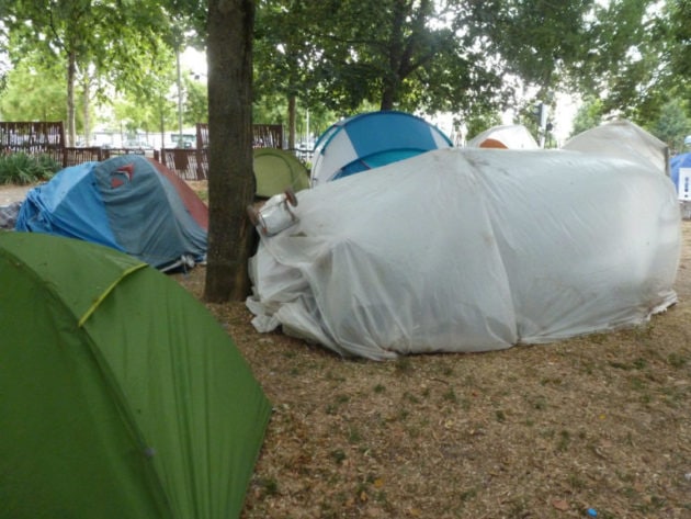 Nombreux sont les demandeurs d'asile qui n'ont pas de toit pendant leur procédure. Ici, un campement de fortune au Neuhof (Photo AC/Rue 89 Strasbourg/cc)