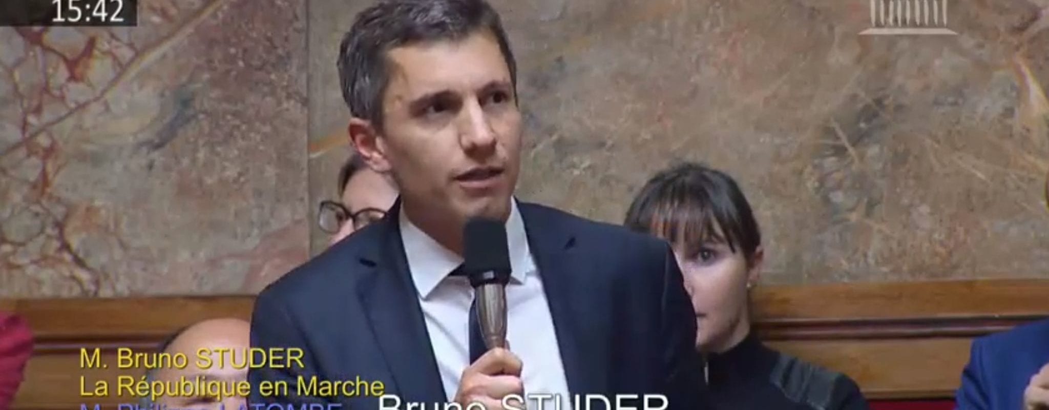 Bruno Studer imite (mal) l’accent alsacien lors des questions au gouvernement