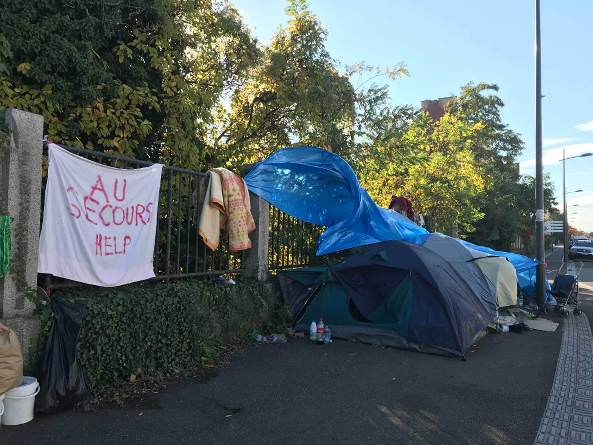 Les tentes devant l'hôpital Lyautey (photo PR / Rue89 Strasbourg)