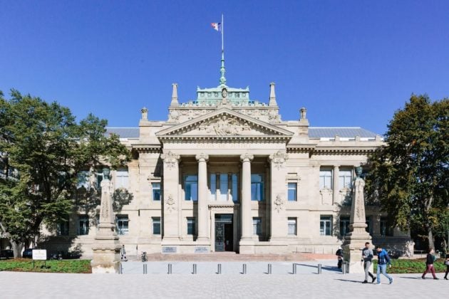 Le parvis du Palais de la justice est nettement plus agréable mais la Justice est-elle plus accessible ? (Photo Abdeslam Mirdass)