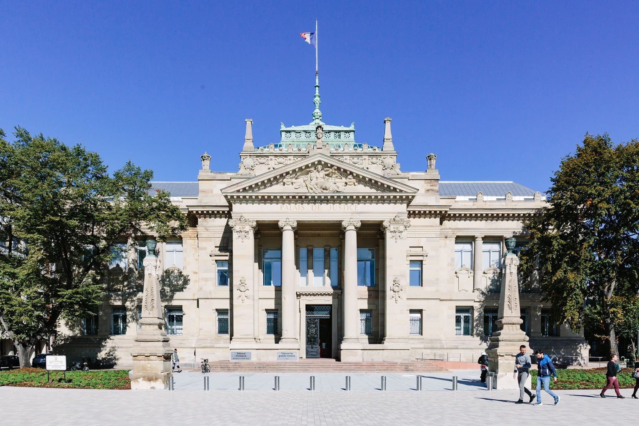 Le parvis du Palais de la justice est nettement plus agréable mais la Justice est-elle plus accessible ? (Photo Abdesslam Mirdass)