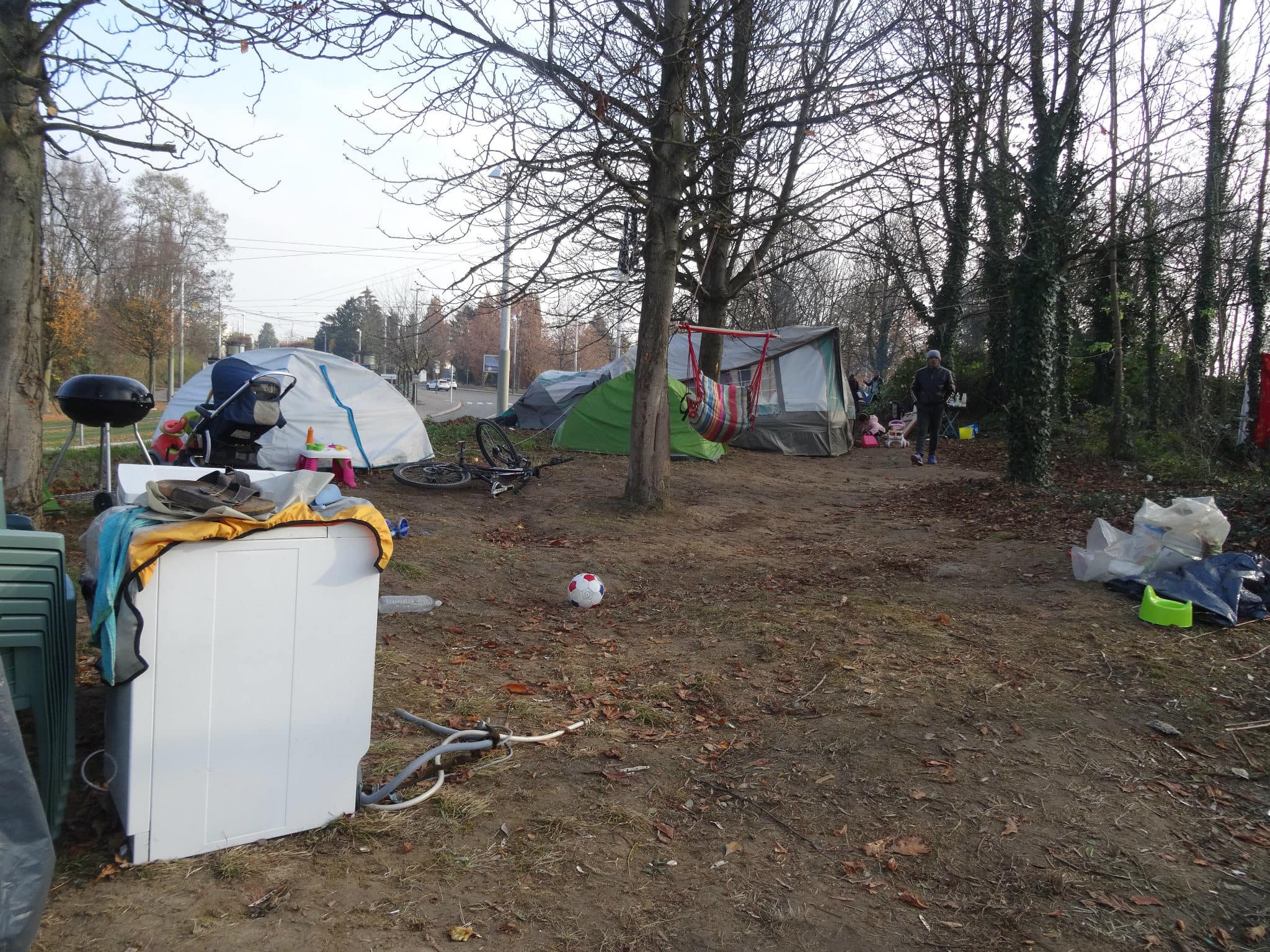 Les tentes sont à proximité de la route, dans un bois entre deux quartiers (photo Gérard Baumgart)